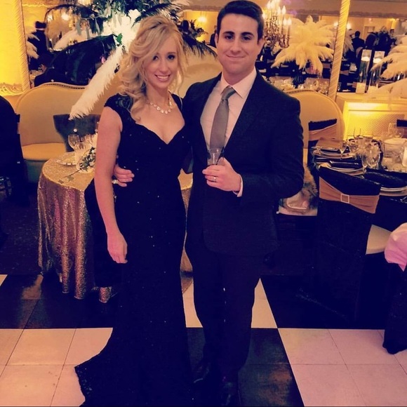 Meet your Posher, Charlotte 💕 - Picture 2 of 6